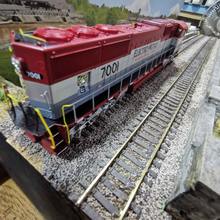 Load image into Gallery viewer, Athearn SD70M EMD Demo Locomtive - No. 7001 - HO Gauge - Analogue
