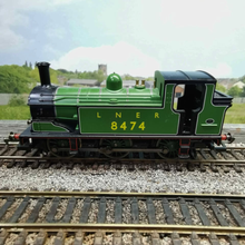 Load image into Gallery viewer, Hornby - Class J83 - Tank Locomotive - LNER Livery - No. 8474 - OO Gauge - Analogue
