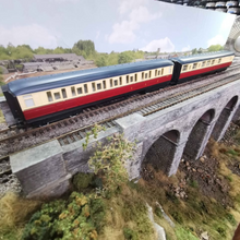 Load image into Gallery viewer, Pair Of OO Gauge Hornby Gresley Coaches - Blood &amp; Custard Livery - Buy one or buy the pair
