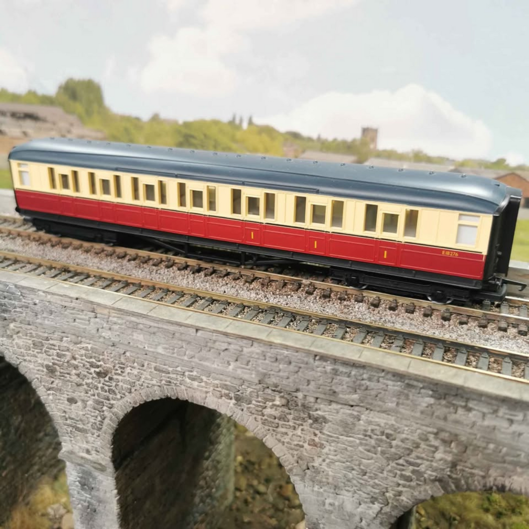 Pair Of OO Gauge Hornby Gresley Coaches - Blood & Custard Livery - Buy one or buy the pair