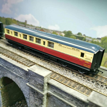 Load image into Gallery viewer, Pair Of OO Gauge Hornby Gresley Coaches - Blood &amp; Custard Livery - Buy one or buy the pair
