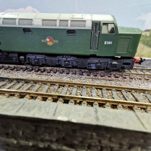 Load image into Gallery viewer, Class 40 Locomotive in BR Green - No. D261 - DCC Ready - (Repaint) - Lima - OO Gauge
