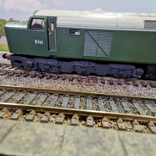 Load image into Gallery viewer, Class 40 Locomotive in BR Green - No. D261 - DCC Ready - (Repaint) - Lima - OO Gauge

