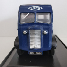 Load image into Gallery viewer, Oxford Diecast - Commer Q25 - LNER - Express Parcels Service - Solidox - 76CM003 - 1:76
