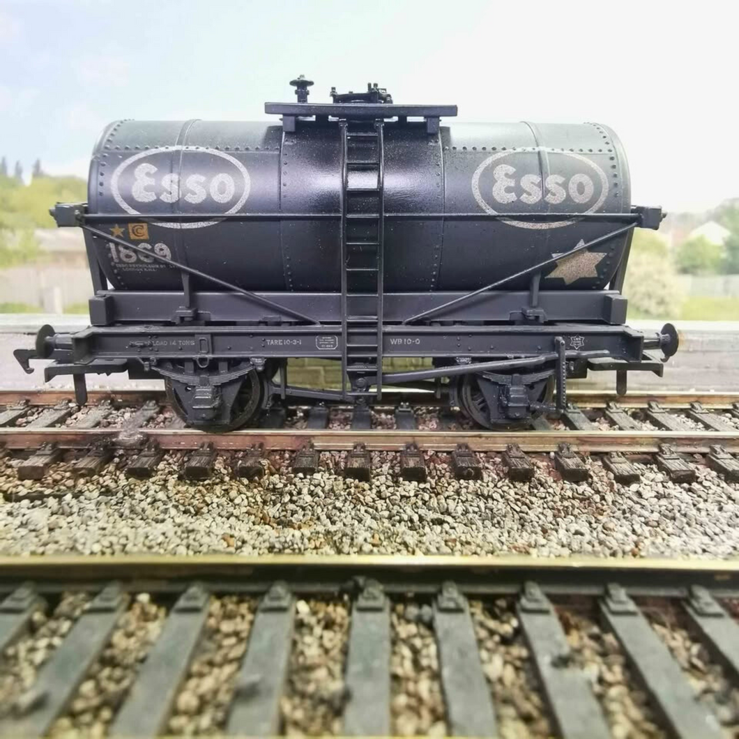OO Gauge Bachmann - Esso Oil Tanker