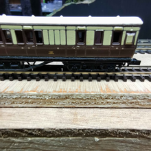 Load image into Gallery viewer, Graham Farish - Rake Of 3 - Non Corridor - Suburban Coaches - Chocolate &amp; Cream Livery - N Gauge
