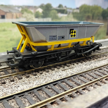Load image into Gallery viewer, Hornby - MGR Hopper Wagons - Speedlink Livery - HAA - OO Gauge
