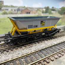 Load image into Gallery viewer, Hornby - MGR Hopper Wagons - Speedlink Livery - HAA - OO Gauge
