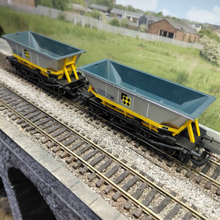 Load image into Gallery viewer, Hornby - MGR Hopper Wagons - Speedlink Livery - HAA - OO Gauge
