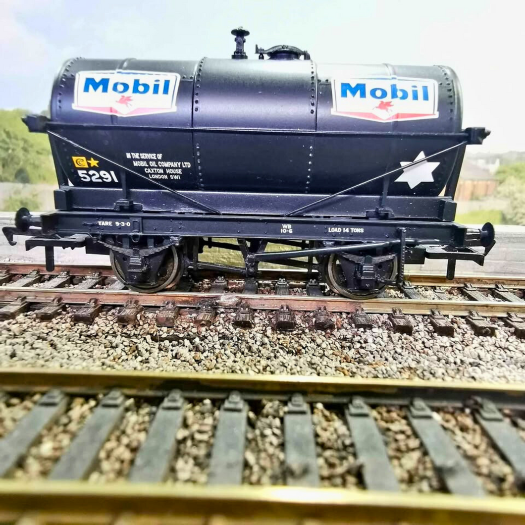 OO Gauge Bachmann - Mobil Oil Tanker