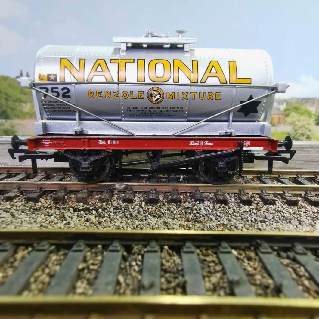 OO Gauge Bachmann - National Benzole Mixture Oil Tanker
