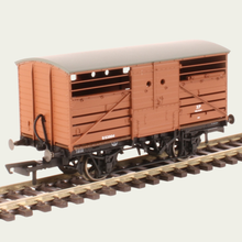 Load image into Gallery viewer, Hornby - R6839 - Ex SR Cattle Wagon - BR Bauxite - S53904 - OO Gauge
