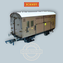 Load image into Gallery viewer, Hornby - R6883 - GWR Horse Box - GWR Brown - No.555 - OO Gauge - (Split from original pack of 3)
