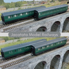 Load image into Gallery viewer, Hornby - Rake of 4 Composite Coaches - Southern Region - OO Gauge

