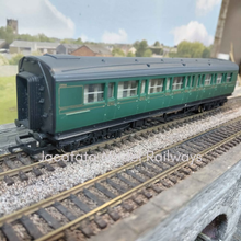 Load image into Gallery viewer, Hornby - Rake of 4 Composite Coaches - Southern Region - OO Gauge
