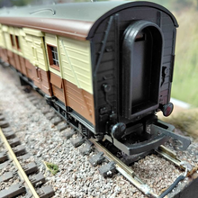 Load image into Gallery viewer, Hornby - R 4451 - Pullman SR Luggage Van - Numbered S 2464 S - OO Gauge
