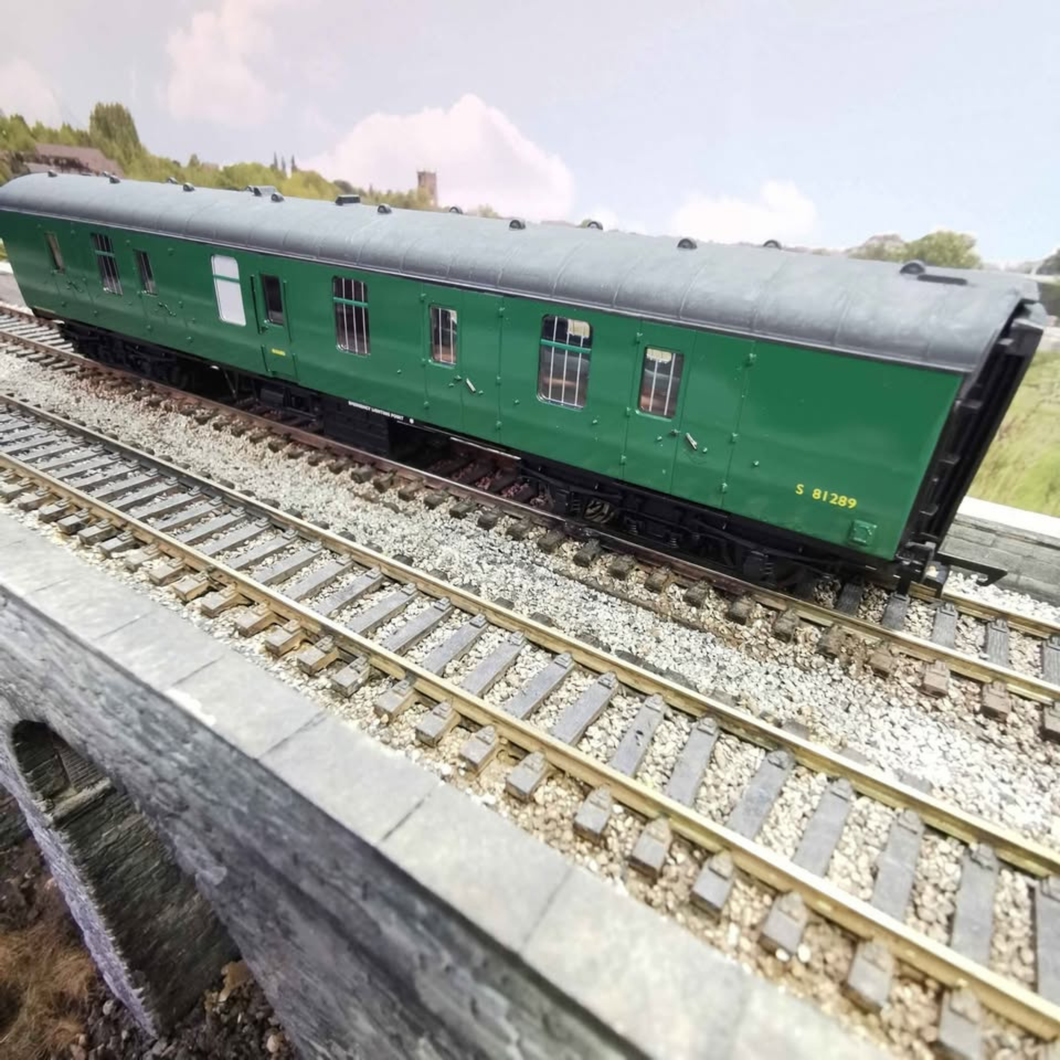 Hornby - BR MK1 - Parcels Coach - Southern Region Green - No. S81289 - OO Gauge