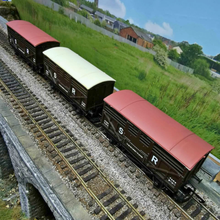 Load image into Gallery viewer, Hornby Railways - SR Sheep Wagons - R.106 - OO Gauge - Cream or Russet Coloured Roof Choice
