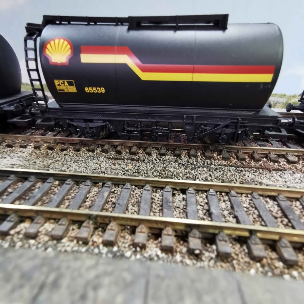 Hornby Railroad Shell Petrol Tanker - R6371 - OO Gauge
