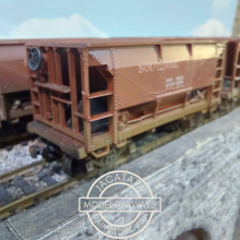 Load image into Gallery viewer, Single Bay Hopper Cars - Rake of 8 - Southern - Weathered - HO Gauge
