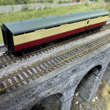 Load image into Gallery viewer, Bachmann - Thompson BG Coach - Full Brake - BR Crimson &amp; Cream - OO Gauge
