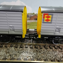 Load image into Gallery viewer, Hornby 45t VDA Closed Vans in Railfreight Livery - OO Gauge
