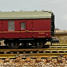 Load image into Gallery viewer, Graham Farish by Bachmann - 374-036B - Mk1 BG Full Brake Coach - BR Maroon - No. W80725 - N Gauge
