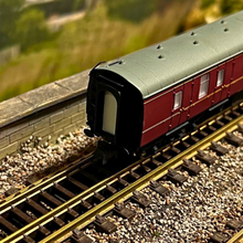 Load image into Gallery viewer, Graham Farish by Bachmann - 374-036B - Mk1 BG Full Brake Coach - BR Maroon - No. W80725 - N Gauge
