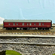 Load image into Gallery viewer, Graham Farish by Bachmann - 374-036B - Mk1 BG Full Brake Coach - BR Maroon - No. W80725 - N Gauge
